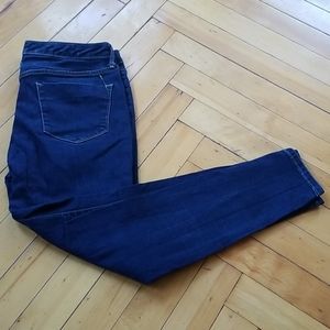 Dark blue midrise jegging.